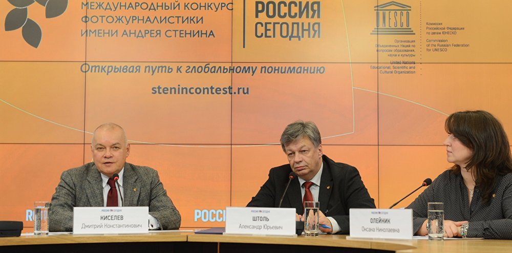 From left: Dmitry Kiselev, Director General of the Rossiya Segodnya International Information Agency, Alexander Shtol, Head of the agency's United Photo Information Directorate, and Oksana Oleinik, Head of the Directorate's Visual Projects Service, at a news conference on accepting photos for the Andrei Stenin international photo contest.
