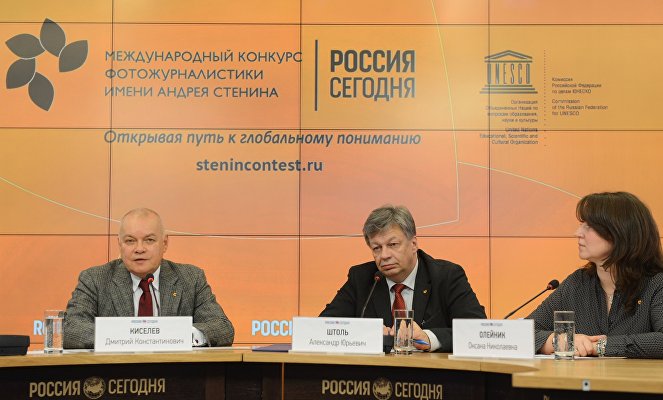 From left: Dmitry Kiselev, Director General of the Rossiya Segodnya International Information Agency, Alexander Shtol, Head of the agency's United Photo Information Directorate, and Oksana Oleinik, Head of the Directorate's Visual Projects Service, at a news conference on accepting photos for the Andrei Stenin international photo contest.