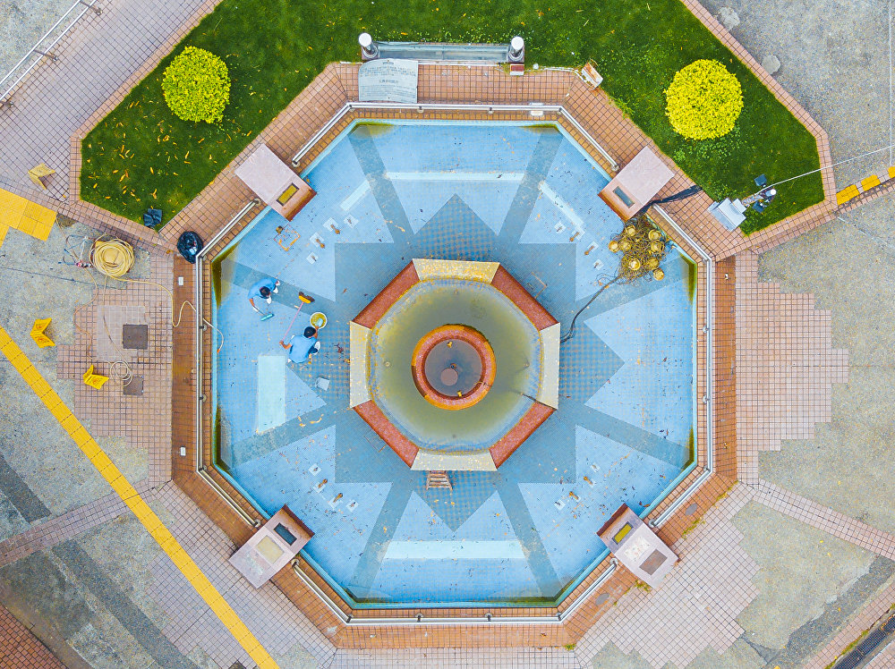 An odyssey into the vanishing oases”: fountains amid public housing