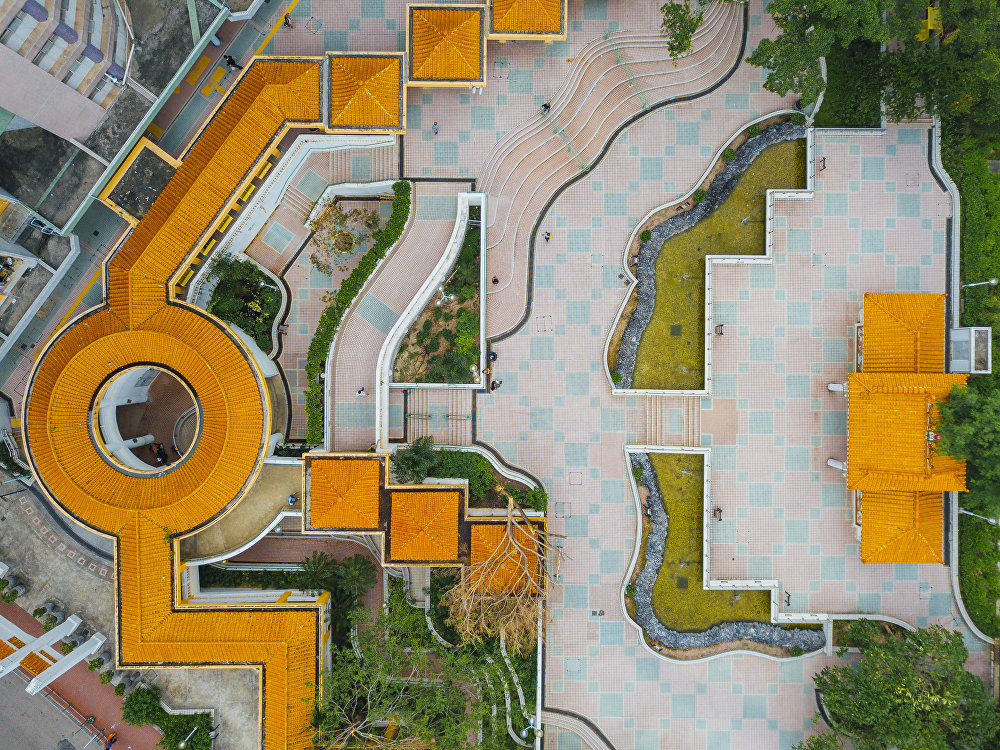 An odyssey into the vanishing oases”: fountains amid public housing