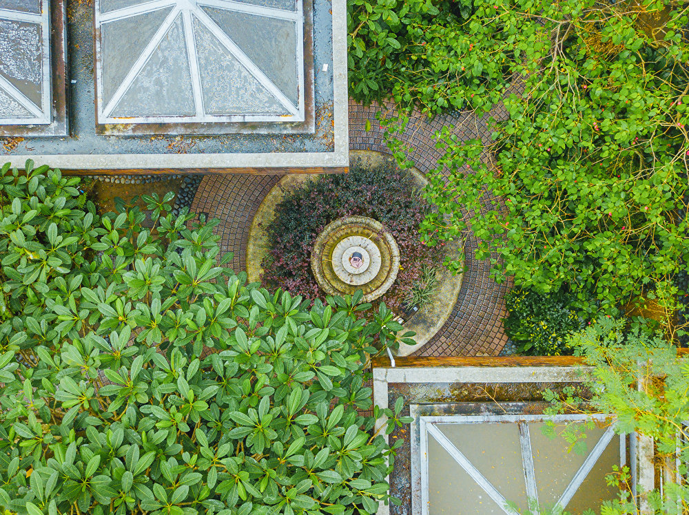 An odyssey into the vanishing oases”: fountains amid public housing
