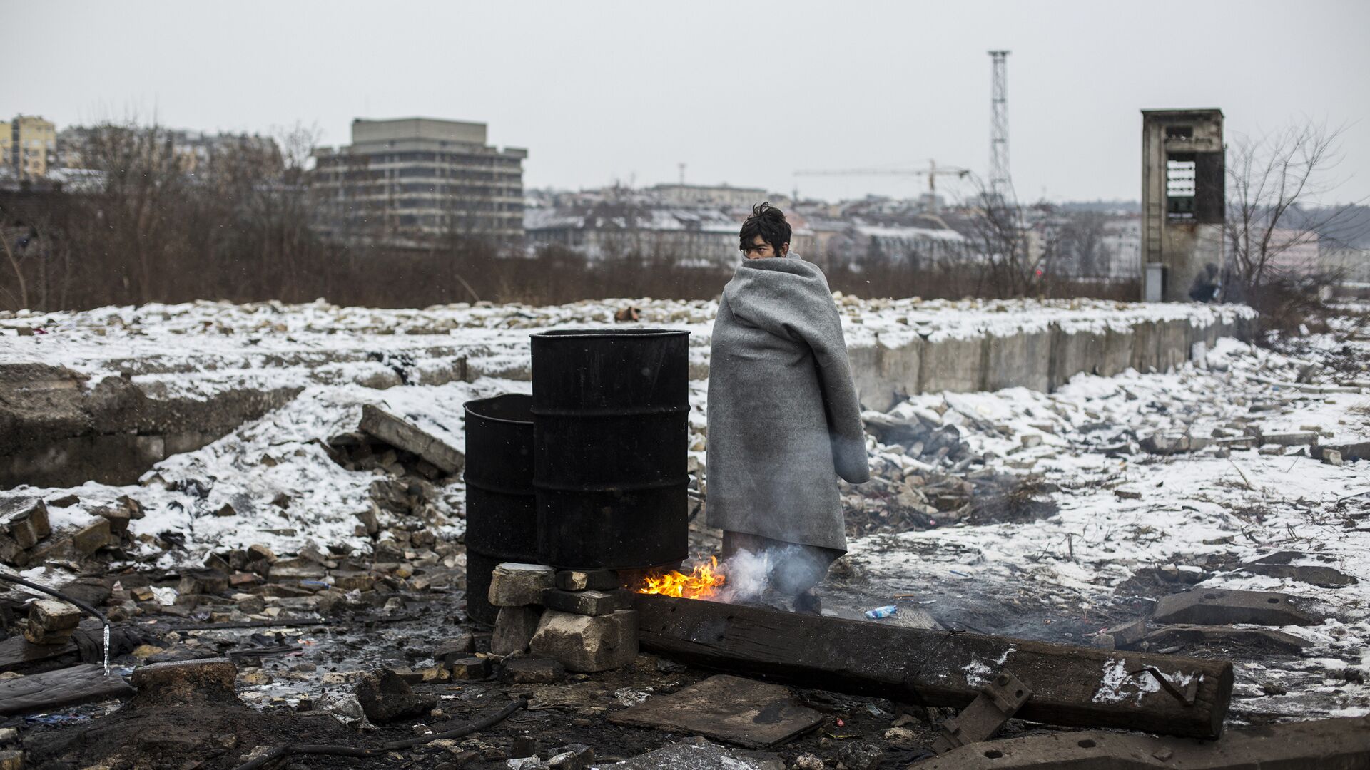 Беженцы в Белграде. Укутанный